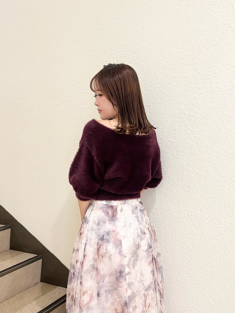 ブラウン系のカーディガン/ボレロ、ホワイト系のスカート、ホワイト系のブーツを着用したレディースの秋コーディネートの7枚目の写真