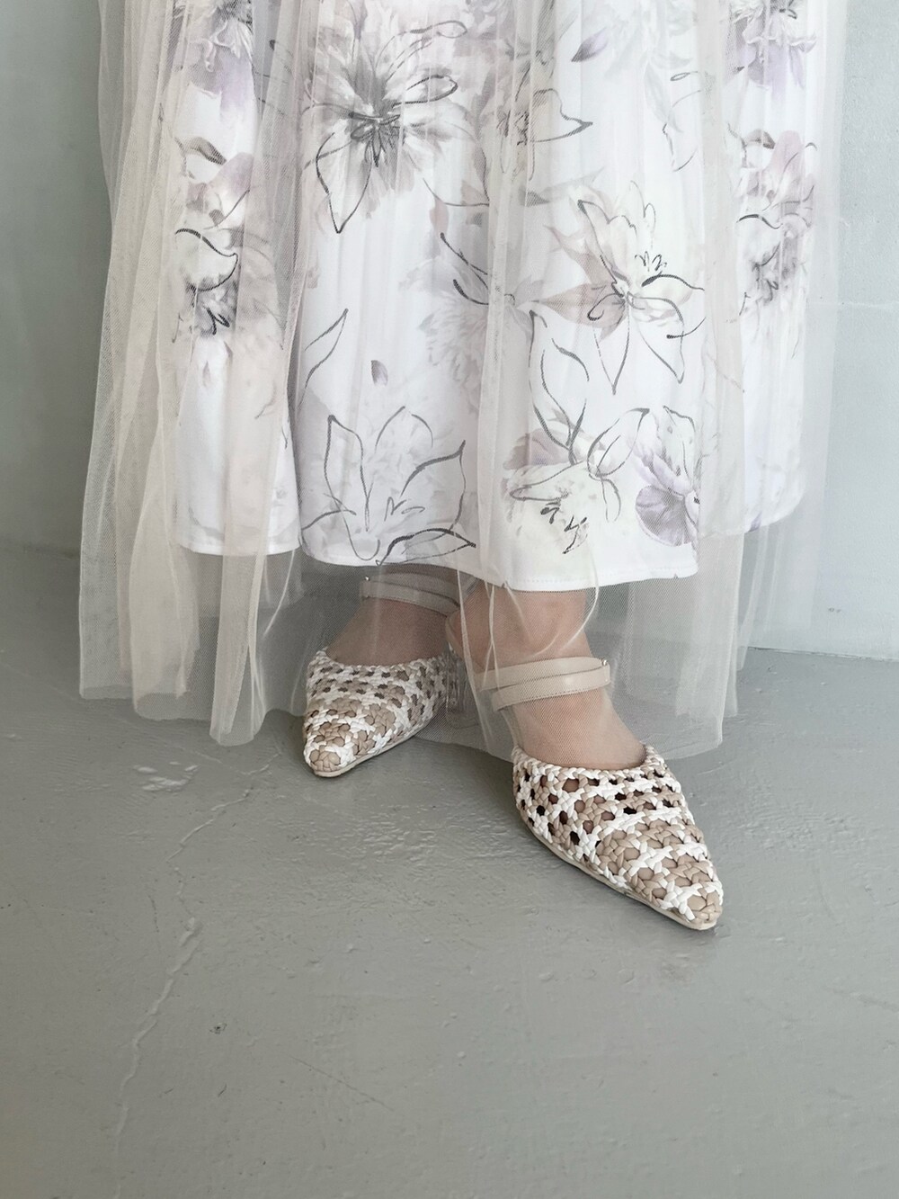 ピンク系のスカート、ピンク系のニット/セーター、その他のパンプスを着用したレディースの冬コーディネートの8枚目の写真