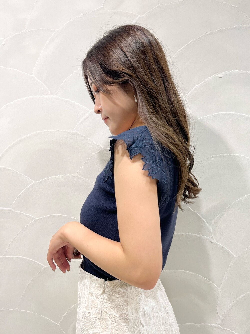 ホワイト系のスカート、ブルー系のニット/セーター、その他のサンダルを着用したレディースの夏コーディネートの6枚目の写真