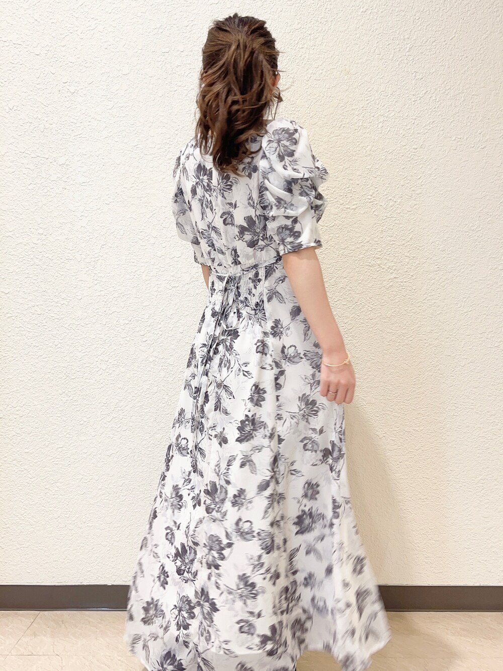 ホワイト系のトレンチコート、ホワイト系のワンピースを着用したレディースの冬コーディネートの4枚目の写真