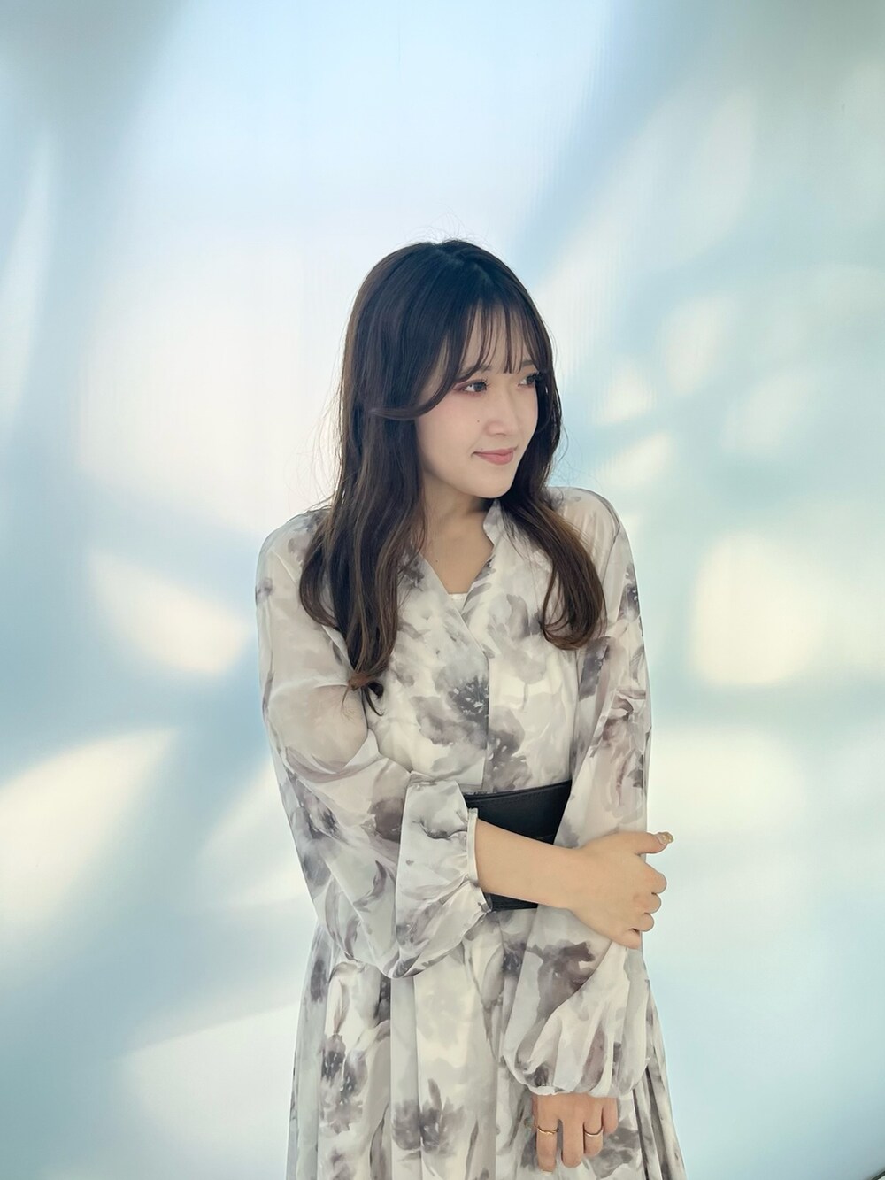 ベージュ系のワンピース、ブラック系のブーツ、ブラウン系のベルトを着用したレディースの秋コーディネートの4枚目の写真