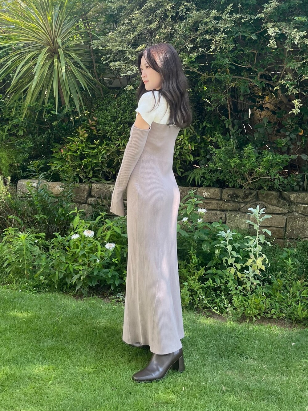 ベージュ系のワンピースを着用したレディースの夏コーディネートの2枚目の写真