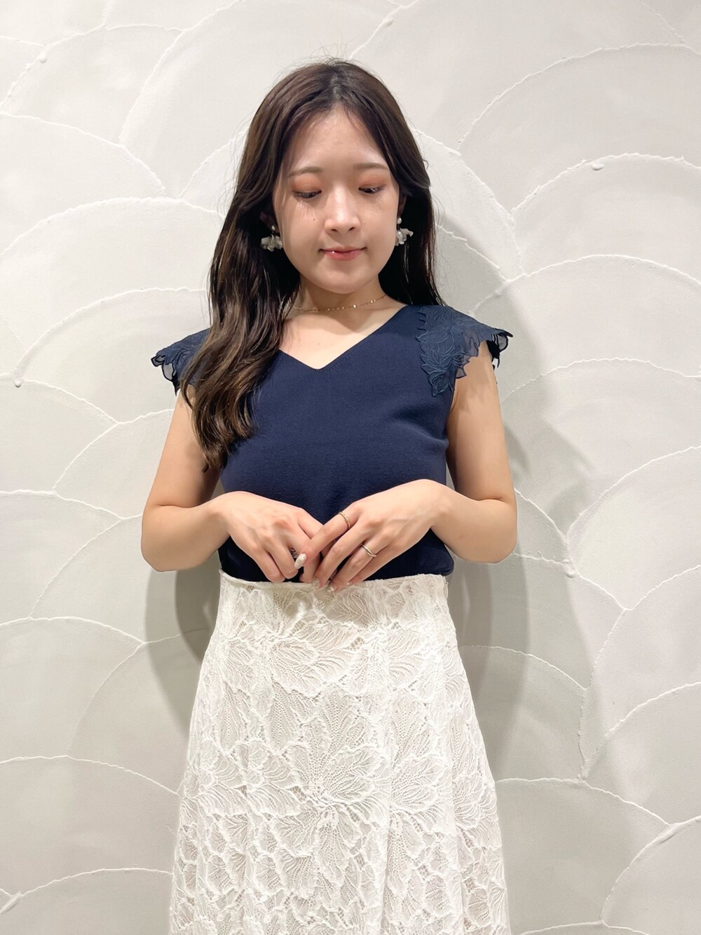 ホワイト系のスカート、ブルー系のニット/セーター、その他のサンダルを着用したレディースの夏コーディネートの4枚目の写真