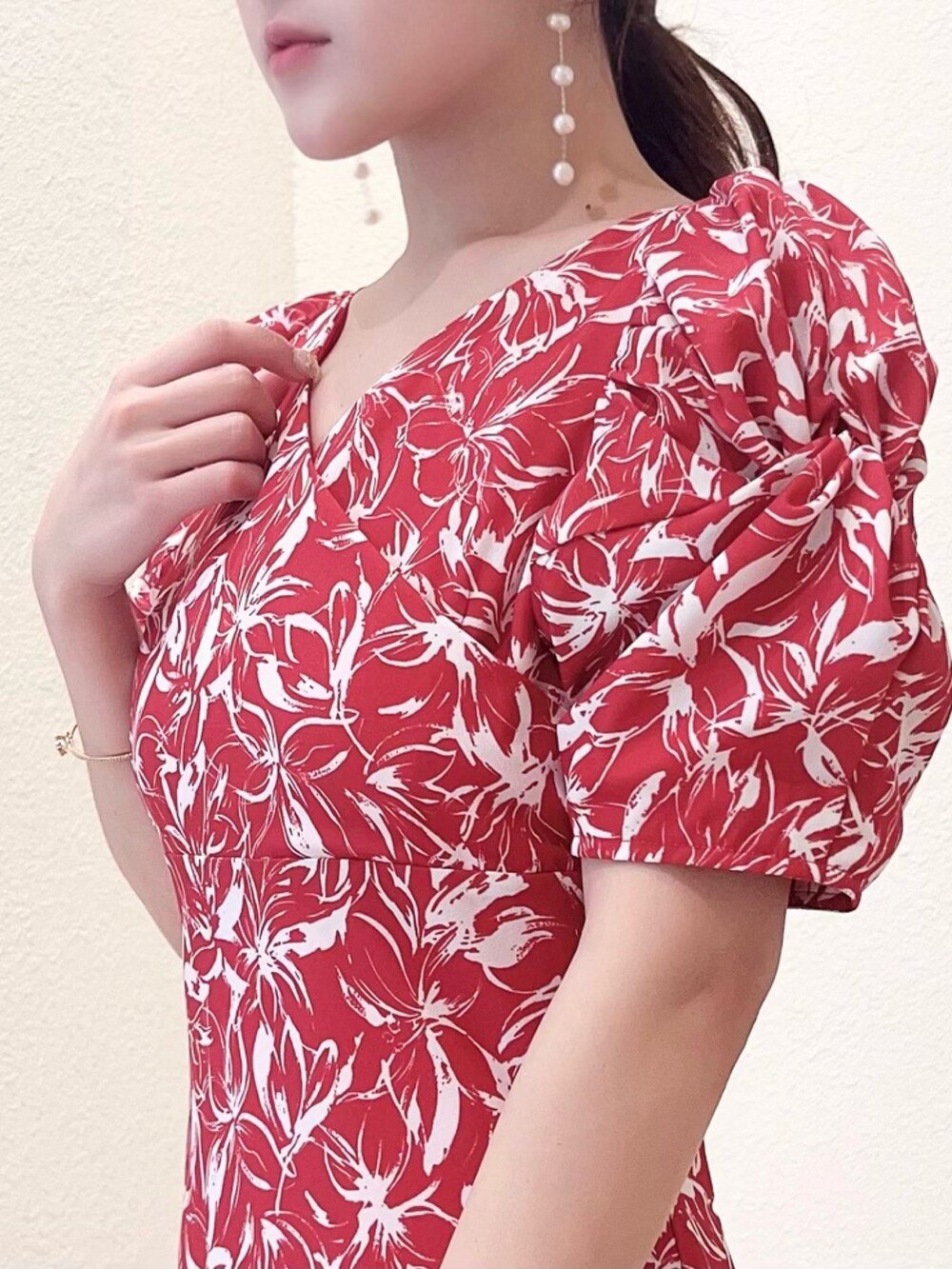 レッド系のワンピース、ホワイト系のサンダルを着用したレディースの春コーディネートの4枚目の写真