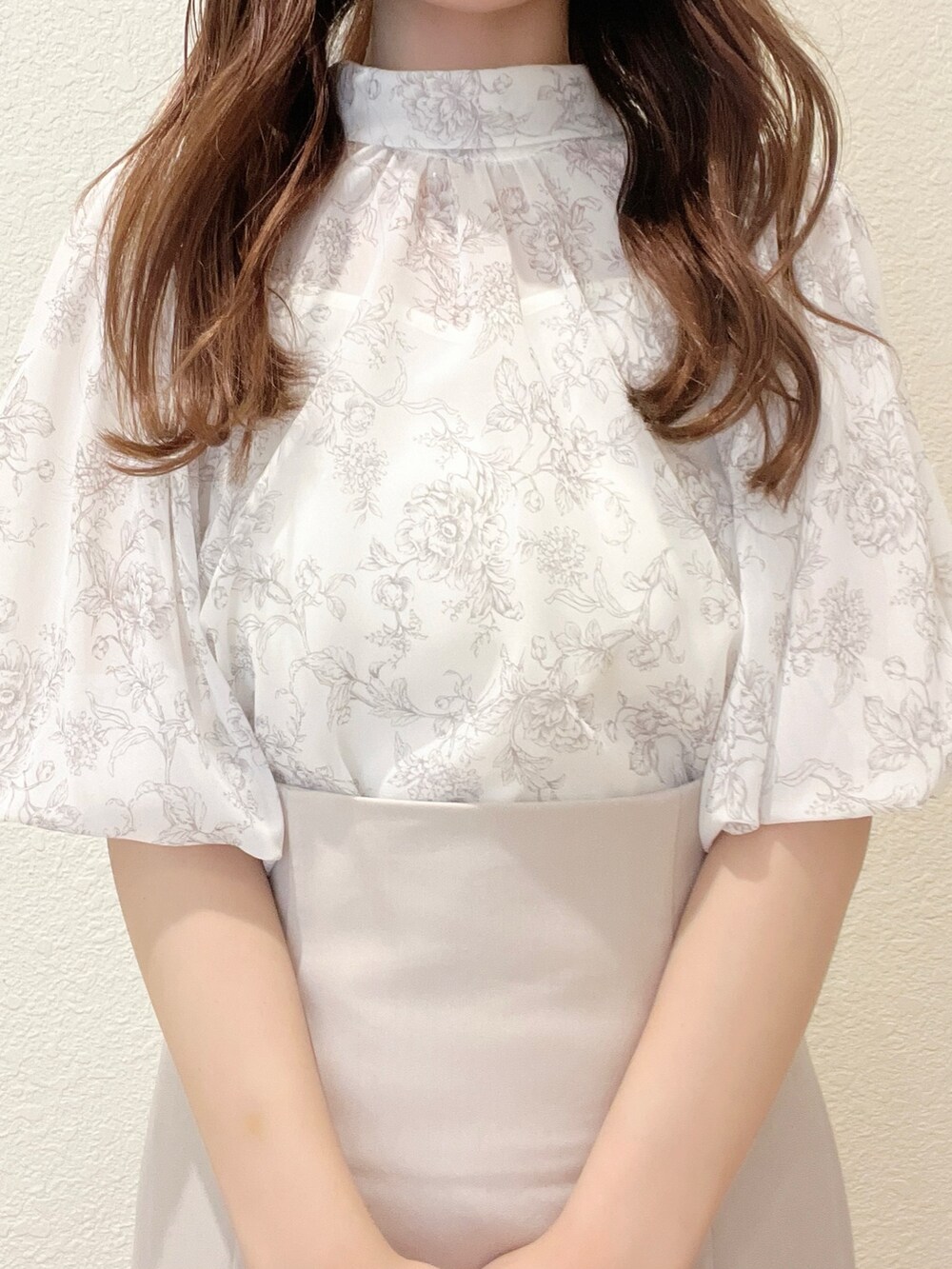 ベージュ系のシャツ/ブラウス、ベージュ系のスカート、ブラウン系のトートバッグを着用したレディースの春コーディネートの7枚目の写真