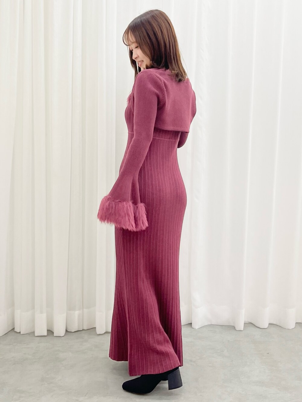 ピンク系のワンピース、ブラック系のブーツを着用したレディースの夏コーディネートの7枚目の写真