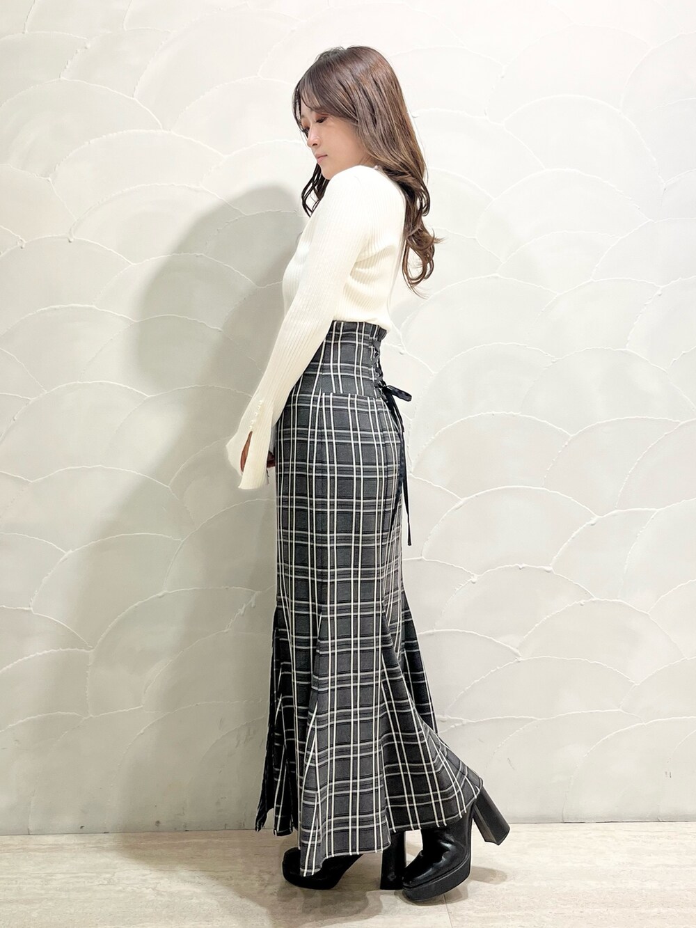 ブラック系のダウンジャケット/コート、その他のスカート、ブラック系のブーツを着用したレディースの冬コーディネートの5枚目の写真