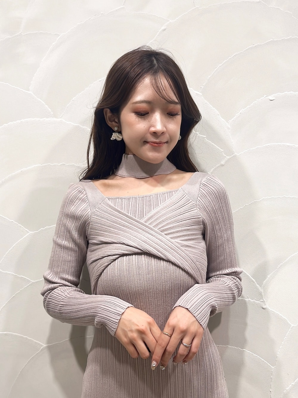 ベージュ系のワンピース、ブラック系のライダースジャケット、ブラック系のブーツを着用したレディースの秋コーディネートの7枚目の写真