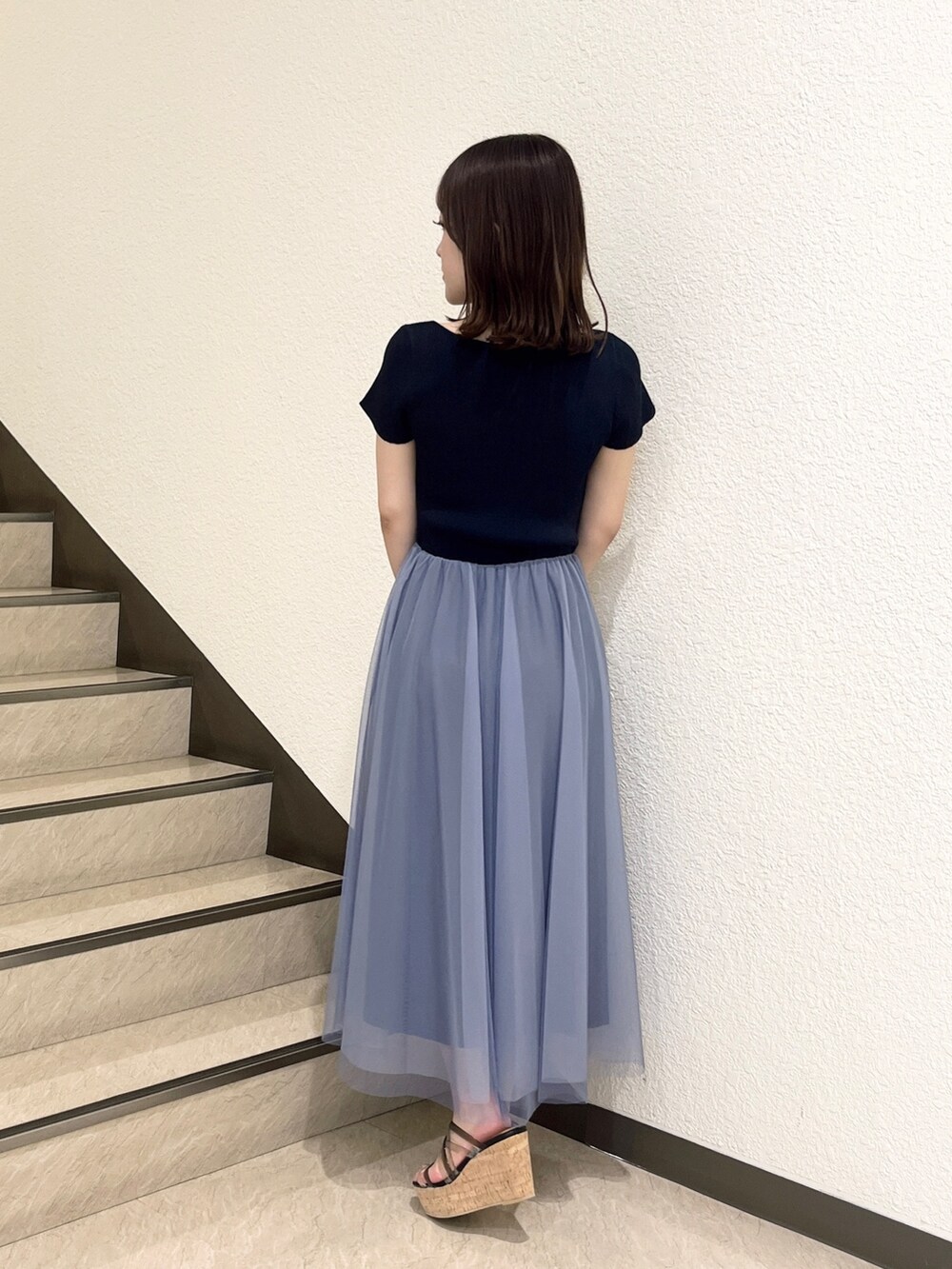 ブルー系のワンピース、ブラック系のサンダルを着用したレディースの夏コーディネートの3枚目の写真