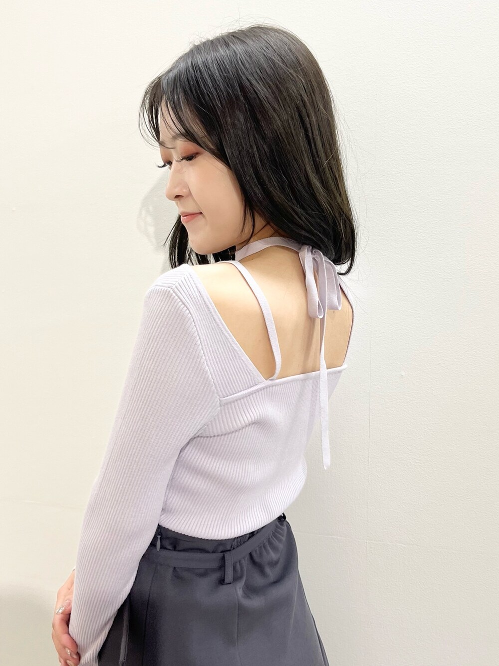 グレー系のその他パンツ、ホワイト系のショルダーバッグ、ブラック系のブーツを着用したレディースの冬コーディネートの7枚目の写真