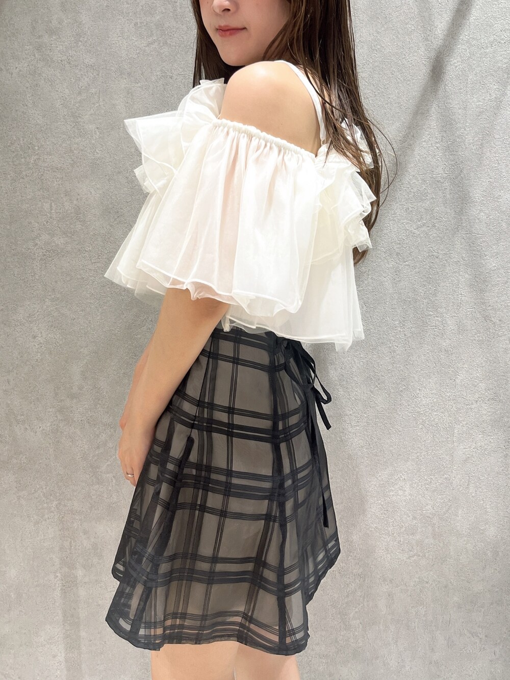 ホワイト系のシャツ/ブラウス、ブラック系のその他パンツ、ホワイト系のブーツを着用したレディースの夏コーディネートの6枚目の写真