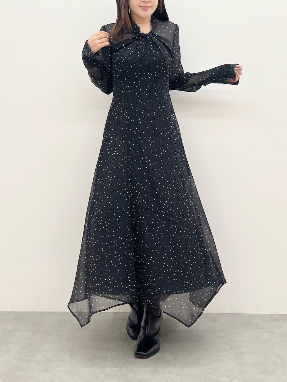 その他のワンピース、ブラック系のブーツを着用したレディースの夏コーディネートの4枚目の写真