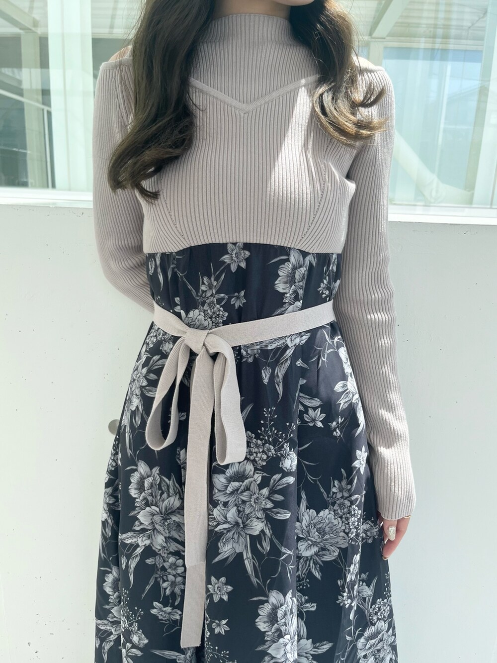 ベージュ系のワンピース、ホワイト系のブーツを着用したレディースの秋コーディネートの4枚目の写真