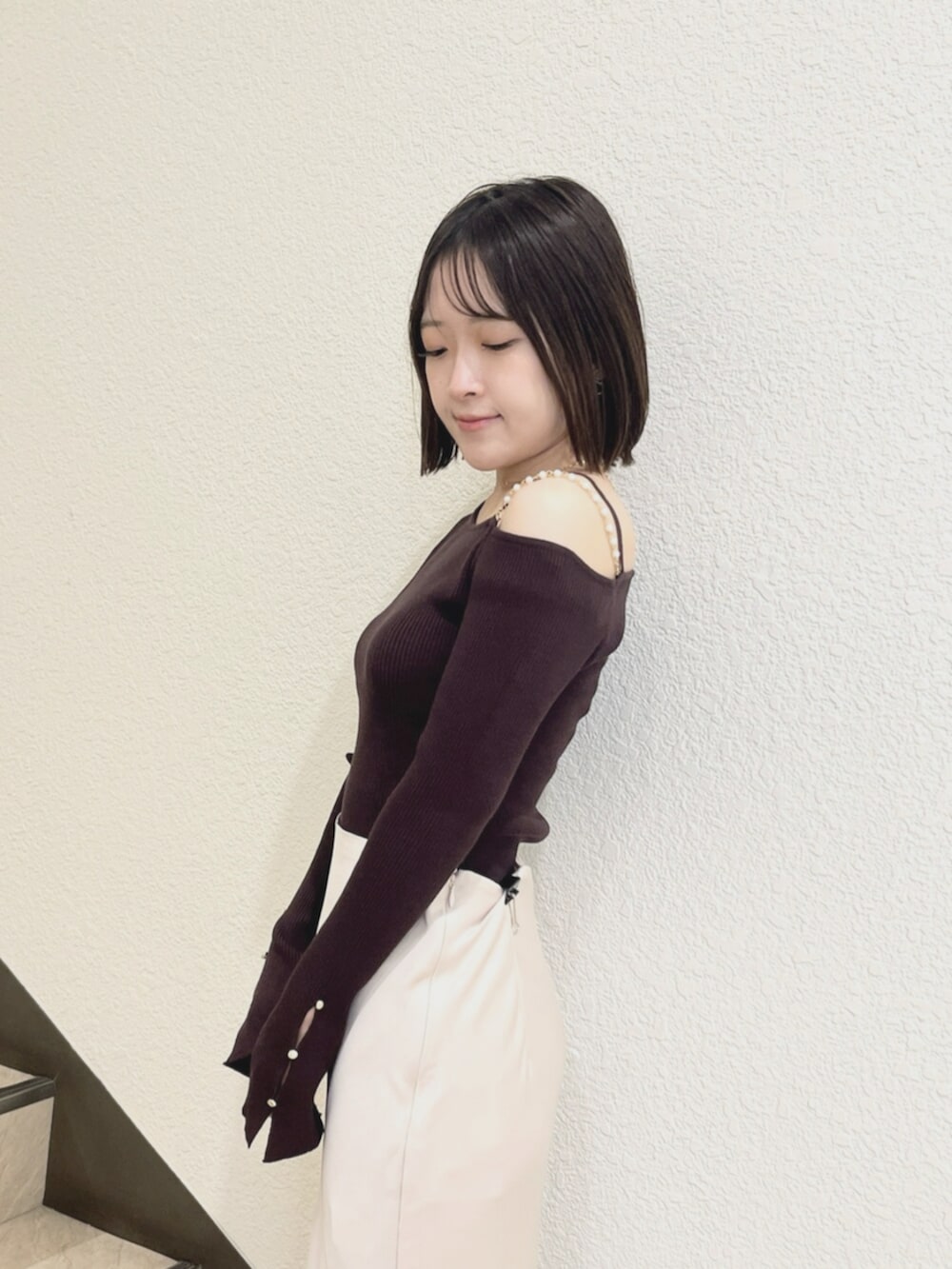 ブラウン系のニット/セーター、ピンク系のスカートを着用したレディースの秋コーディネートの4枚目の写真