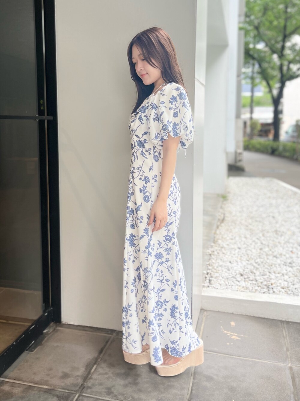 ホワイト系のワンピース、その他のサンダルを着用したレディースの夏コーディネートの2枚目の写真