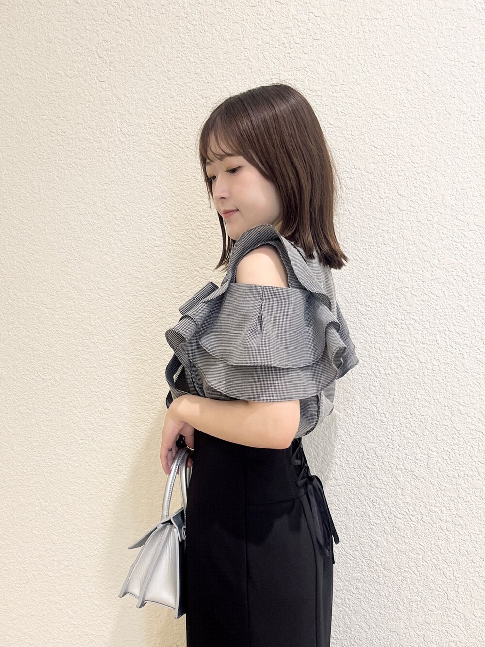 その他のシャツ/ブラウス、ブラック系のスカート、シルバー系のショルダーバッグを着用したレディースの夏コーディネートの4枚目の写真