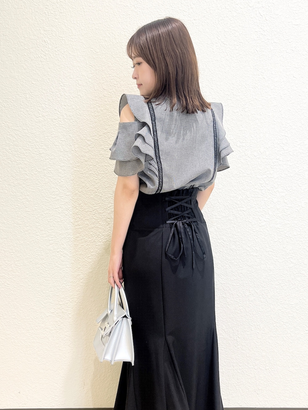 その他のシャツ/ブラウス、ブラック系のスカート、シルバー系のショルダーバッグを着用したレディースの夏コーディネートの7枚目の写真