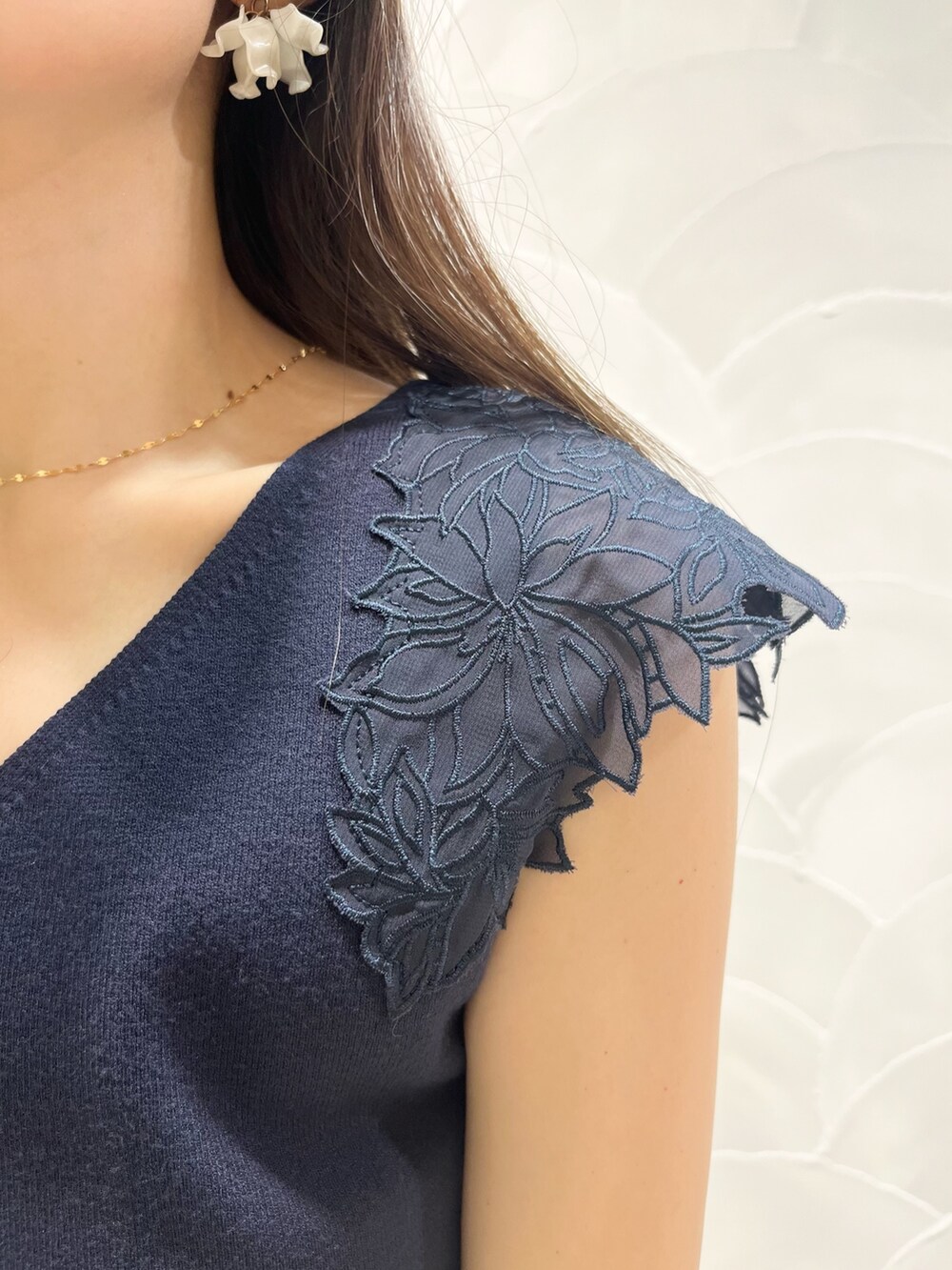 ホワイト系のスカート、ブルー系のニット/セーター、その他のサンダルを着用したレディースの夏コーディネートの5枚目の写真