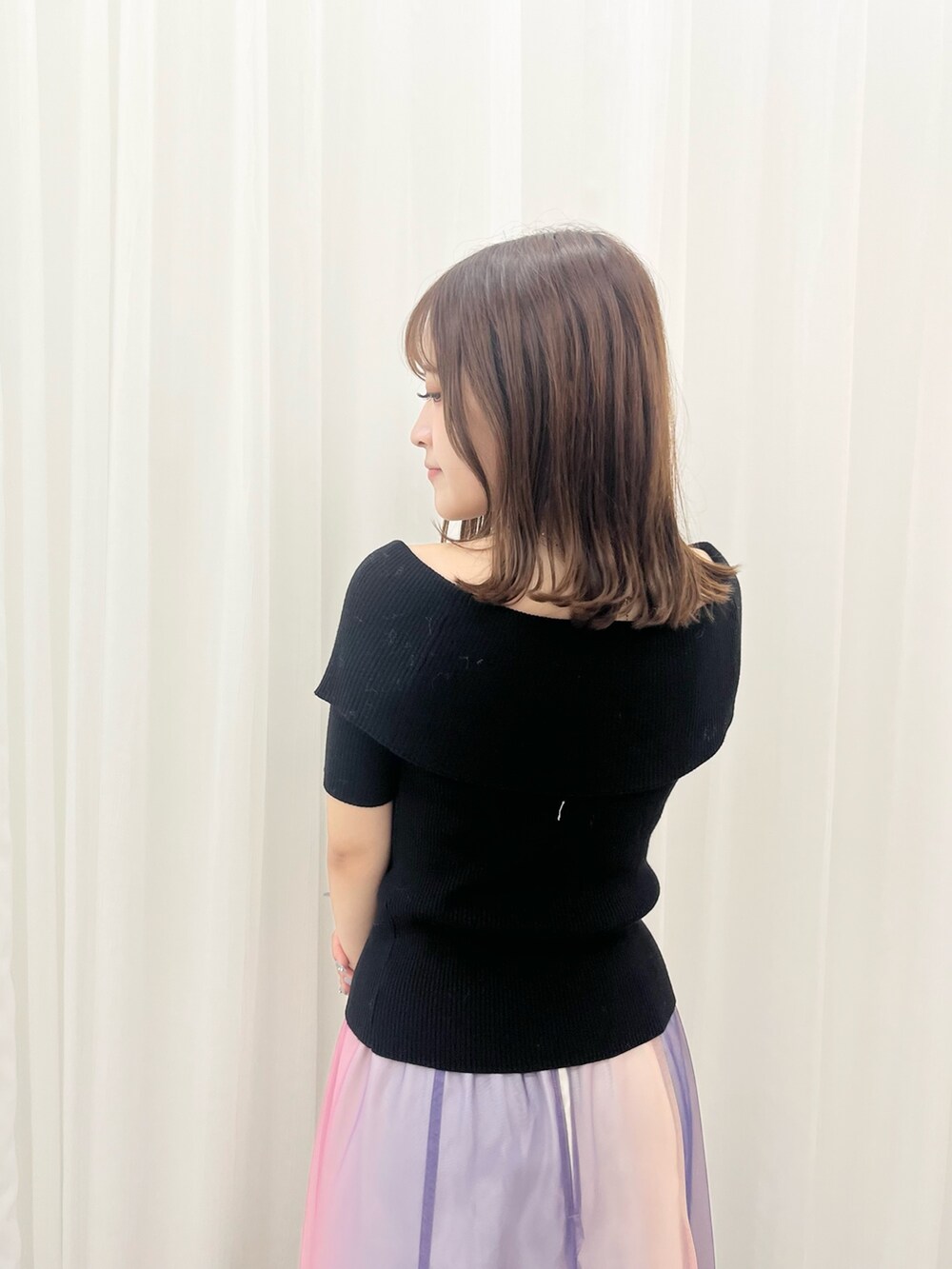 ブラック系のニット/セーター、パープル系のスカート、ベージュ系のパンプスを着用したレディースの夏コーディネートの5枚目の写真