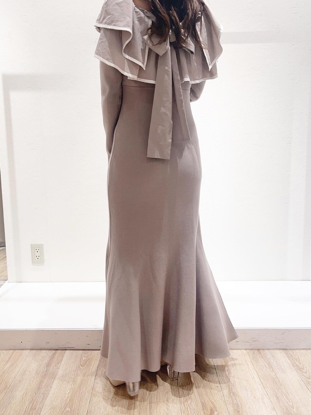 ベージュ系のワンピース、ホワイト系のその他アウター、ホワイト系のブーツを着用したレディースの秋コーディネートの4枚目の写真