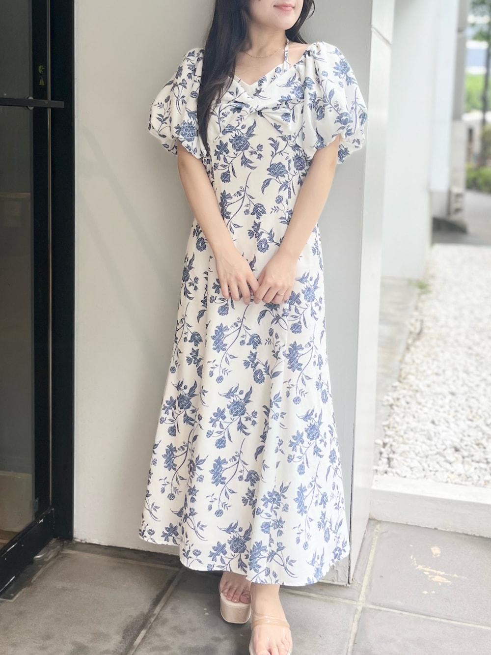 ホワイト系のワンピース、その他のサンダルを着用したレディースの夏コーディネートの7枚目の写真