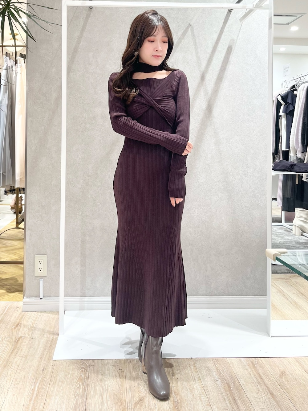 ベージュ系のムートンコート、ブラウン系のワンピース、ブラウン系のブーツを着用したレディースの冬コーディネートの4枚目の写真