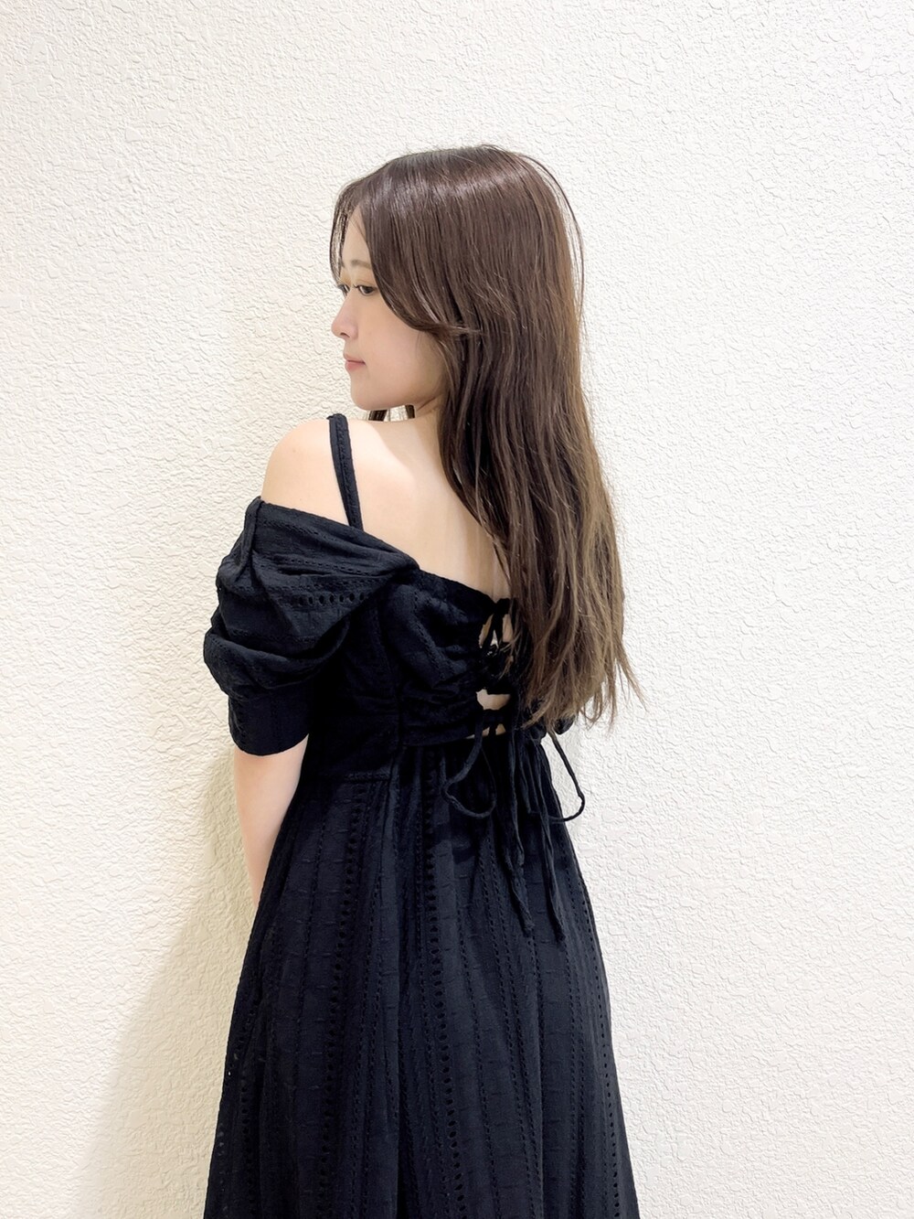 ブラック系のワンピース、その他のサンダル、ブラック系のハンドバッグを着用したレディースの夏コーディネートの5枚目の写真