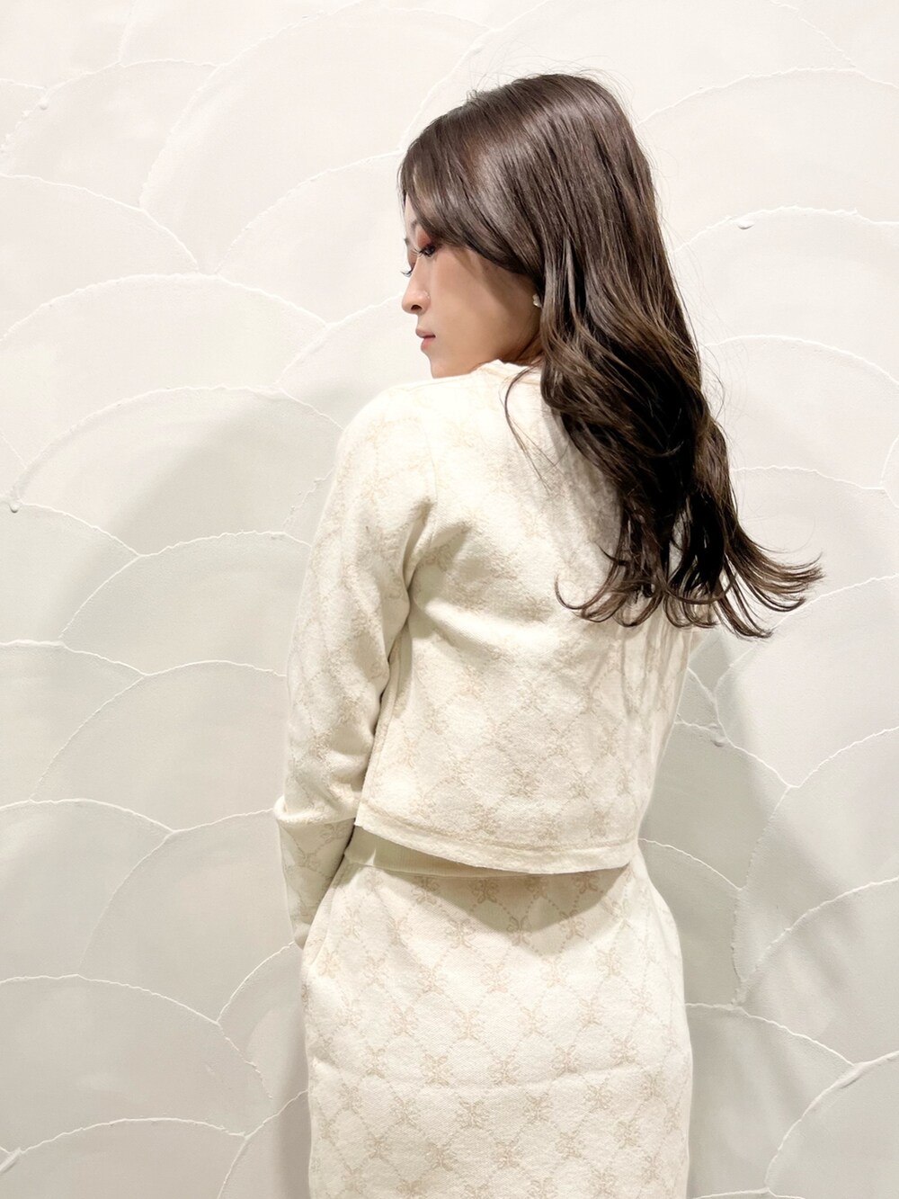 ホワイト系のワンピース、ベージュ系のブーツを着用したレディースの冬コーディネートの6枚目の写真