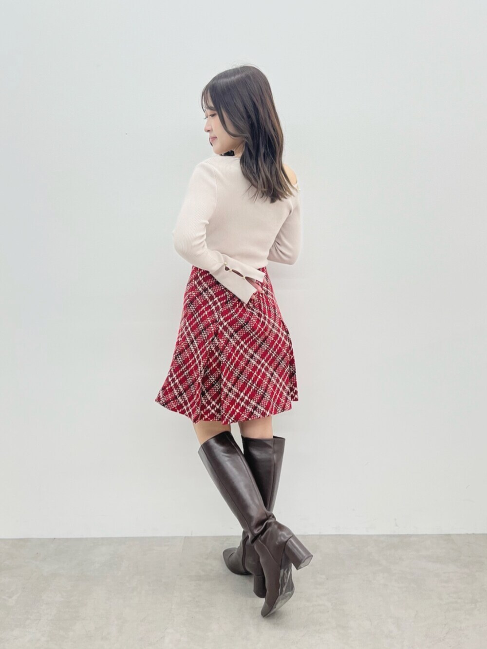 ベージュ系のニット/セーター、レッド系のその他パンツを着用したレディースの秋コーディネートの3枚目の写真