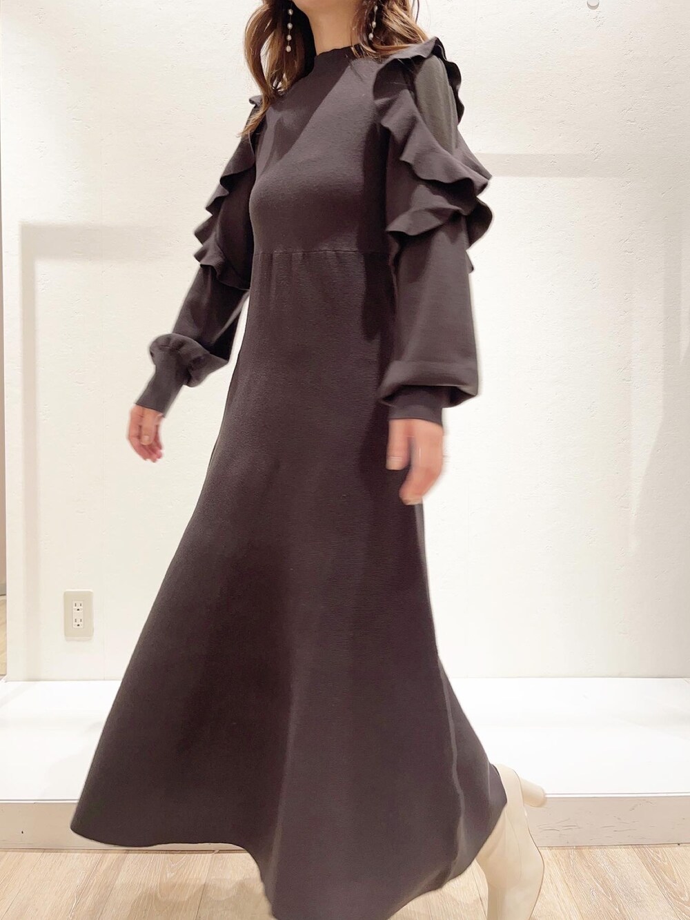 グレー系のワンピースを着用したレディースの秋コーディネートの2枚目の写真