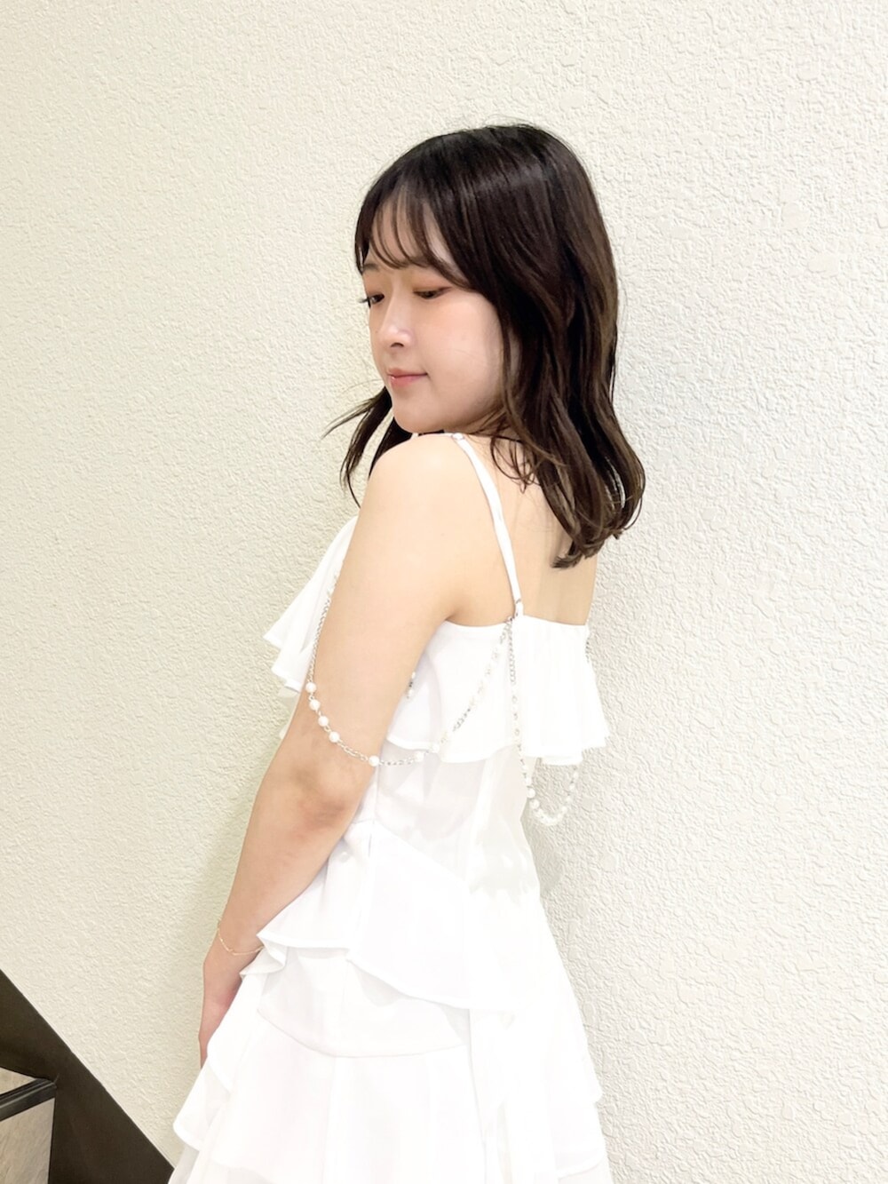 ブラウン系のサンダル、ホワイト系のシャツ/ブラウス、ベージュ系のスカートを着用したレディースの夏コーディネートの6枚目の写真