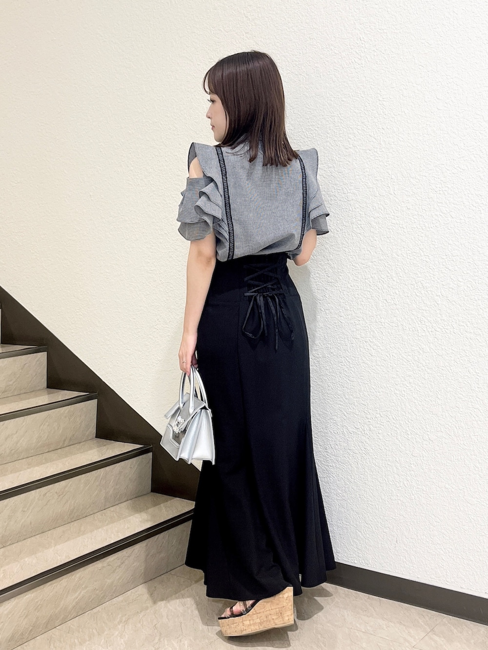 その他のシャツ/ブラウス、ブラック系のスカート、シルバー系のショルダーバッグを着用したレディースの夏コーディネートの3枚目の写真