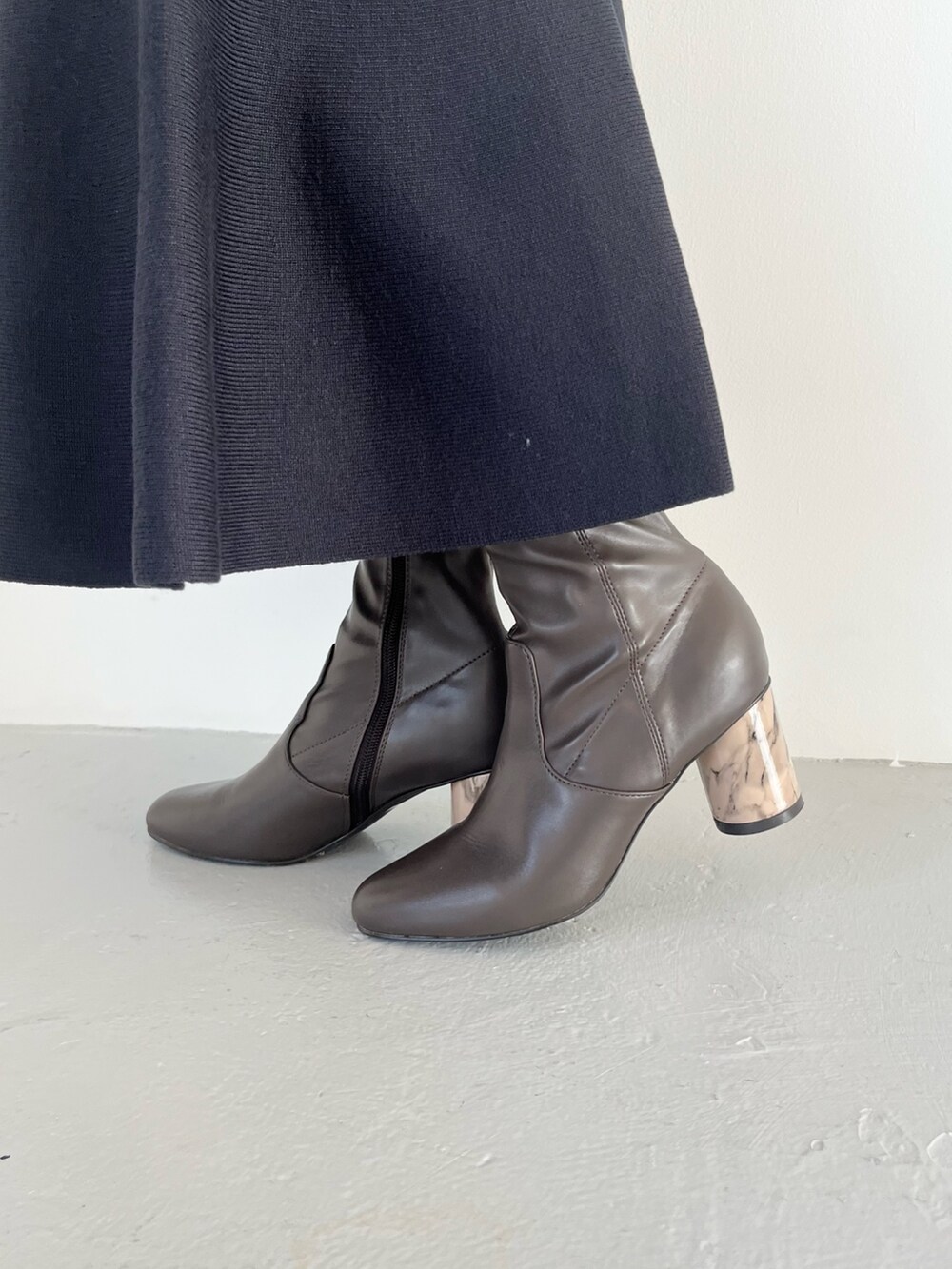 ブルー系のワンピース、ブラウン系のブーツを着用したレディースの秋コーディネートの8枚目の写真