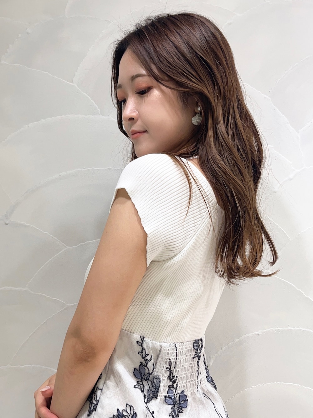 ホワイト系のワンピース、ブルー系のカーディガン/ボレロ、その他のサンダルを着用したレディースの夏コーディネートの6枚目の写真