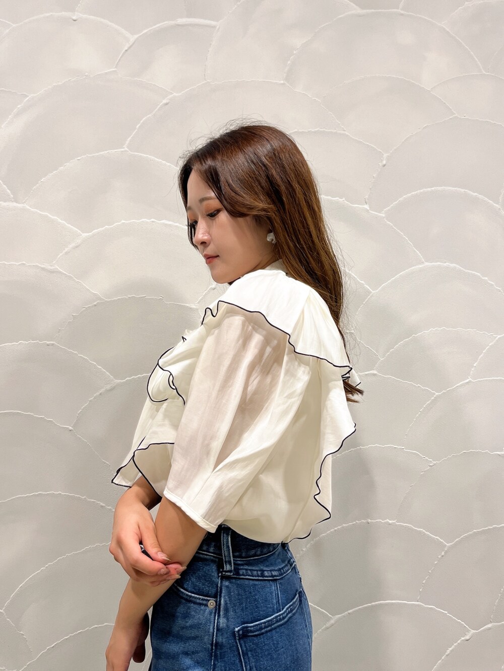 ブルー系のデニムスカート、ホワイト系のシャツ/ブラウスを着用したレディースの夏コーディネートの6枚目の写真