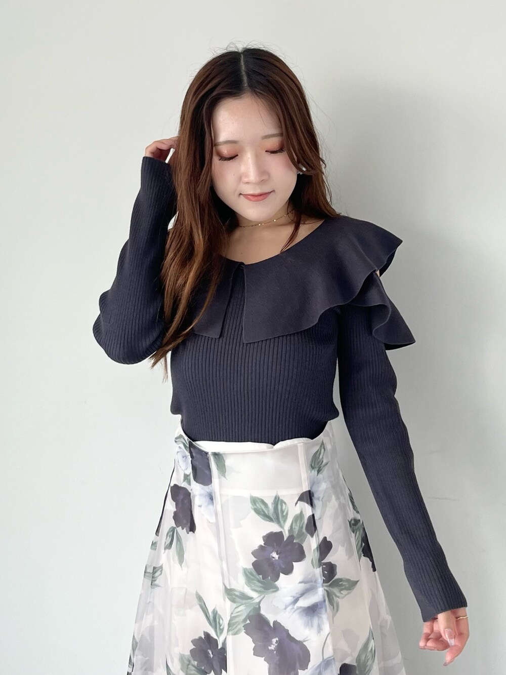 ブルー系のスカート、グレー系のニット/セーター、ホワイト系のブーツを着用したレディースの秋コーディネートの6枚目の写真