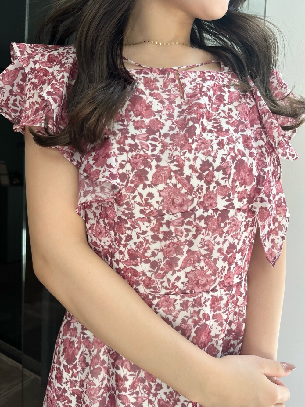 レッド系のワンピース、ホワイト系のハンドバッグを着用したレディースの夏コーディネートの7枚目の写真