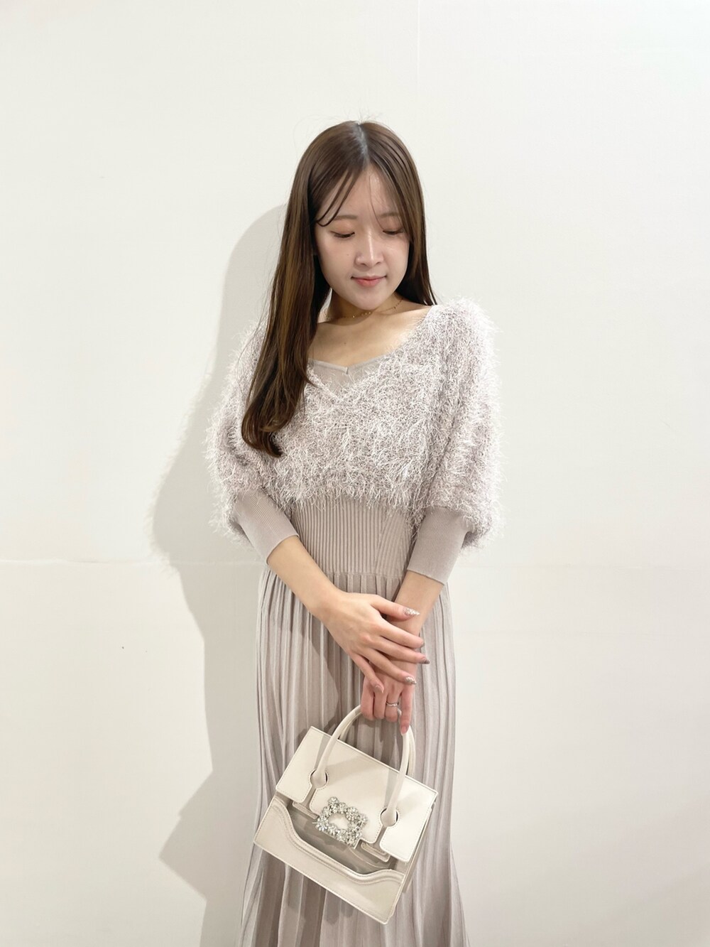 ベージュ系のワンピース、ベージュ系のショルダーバッグ、その他のサンダルを着用したレディースの冬コーディネートの5枚目の写真