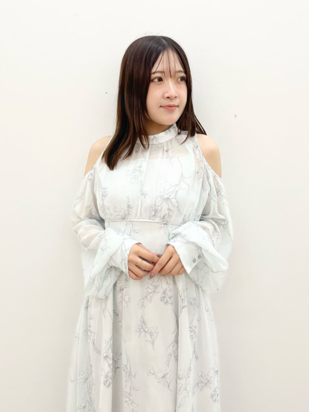 ブラック系のブーツ、グリーン系のワンピースを着用したレディースの秋コーディネートの4枚目の写真