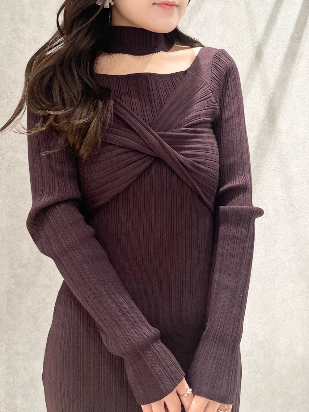 ベージュ系のムートンコート、ブラウン系のワンピース、ブラウン系のブーツを着用したレディースの冬コーディネートの7枚目の写真