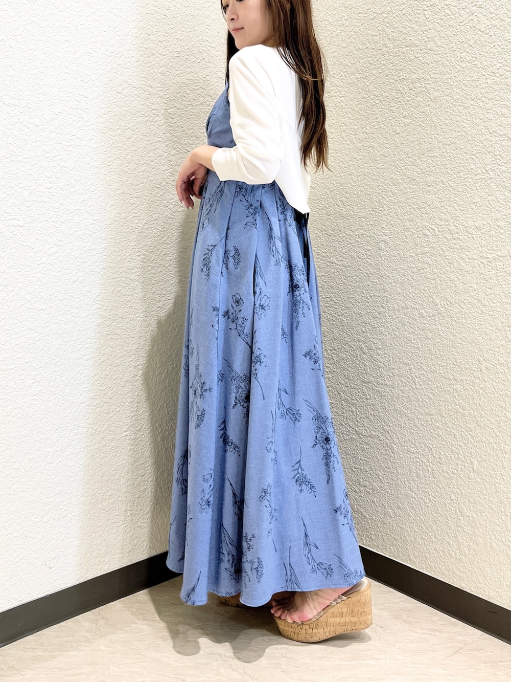 ブルー系のワンピース、その他のサンダル、ホワイト系のカーディガン/ボレロを着用したレディースの夏コーディネートの3枚目の写真