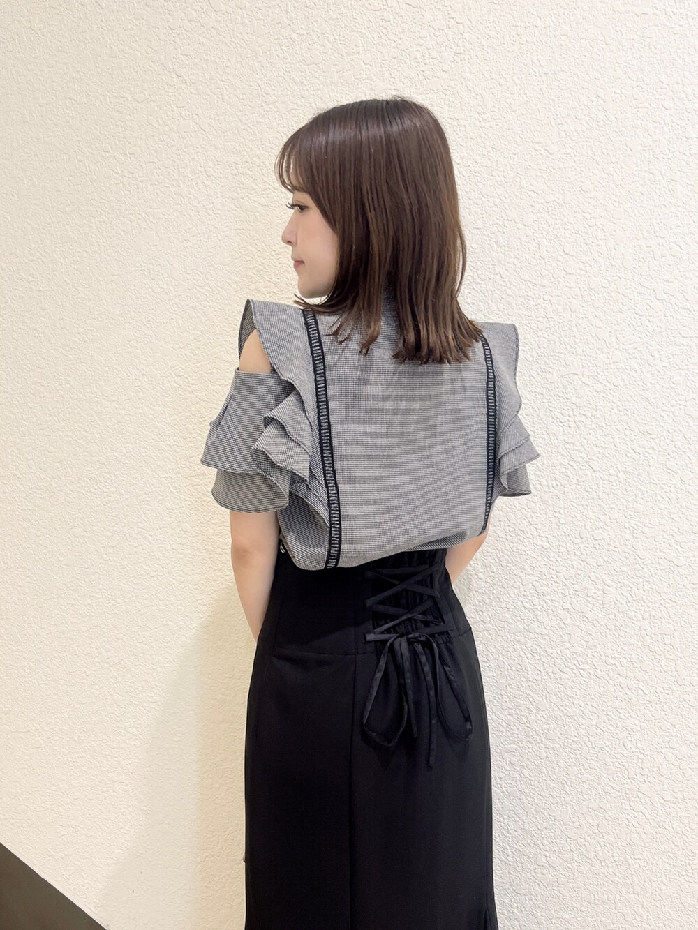 その他のシャツ/ブラウス、ブラック系のスカート、シルバー系のショルダーバッグを着用したレディースの夏コーディネートの5枚目の写真