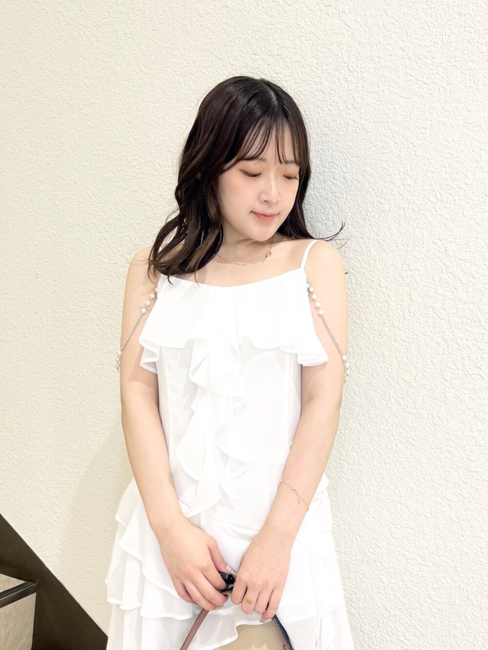 ブラウン系のサンダル、ホワイト系のシャツ/ブラウス、ベージュ系のスカートを着用したレディースの夏コーディネートの5枚目の写真