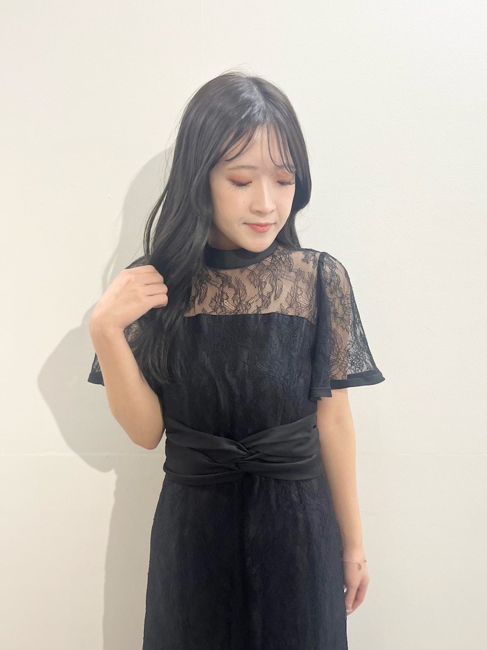 ブラック系のドレス、シルバー系のパンプスを着用したレディースの冬コーディネートの5枚目の写真