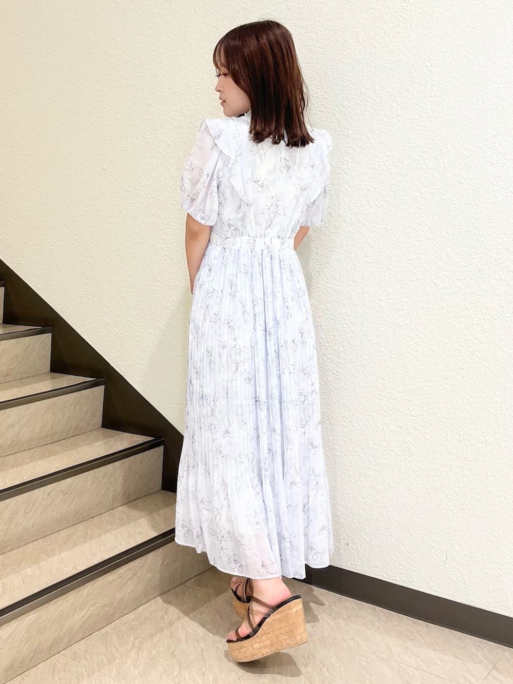 グレー系のワンピース、ブラック系のサンダルを着用したレディースの夏コーディネートの3枚目の写真