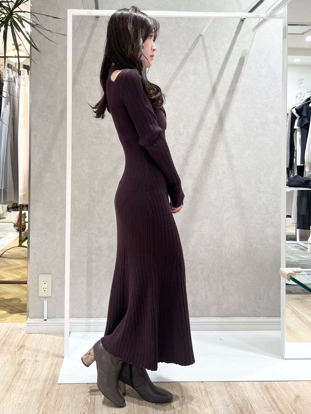 ベージュ系のムートンコート、ブラウン系のワンピース、ブラウン系のブーツを着用したレディースの冬コーディネートの5枚目の写真