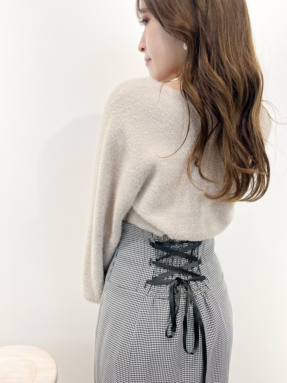 ベージュ系のカーディガン/ボレロ、その他のスカート、ブラック系のブーツを着用したレディースの冬コーディネートの7枚目の写真