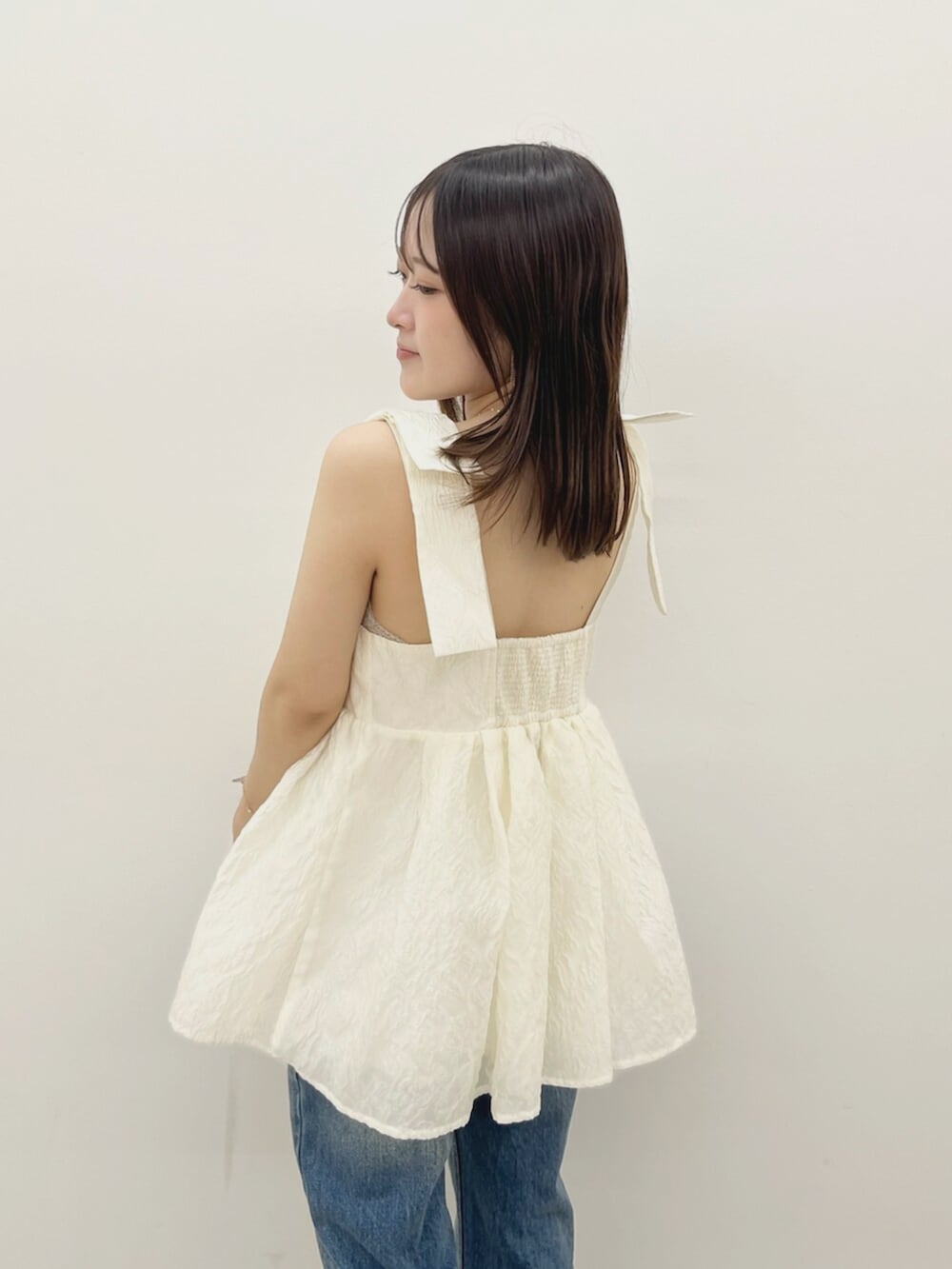ホワイト系のシャツ/ブラウス、ブルー系のデニムパンツを着用したレディースの夏コーディネートの4枚目の写真