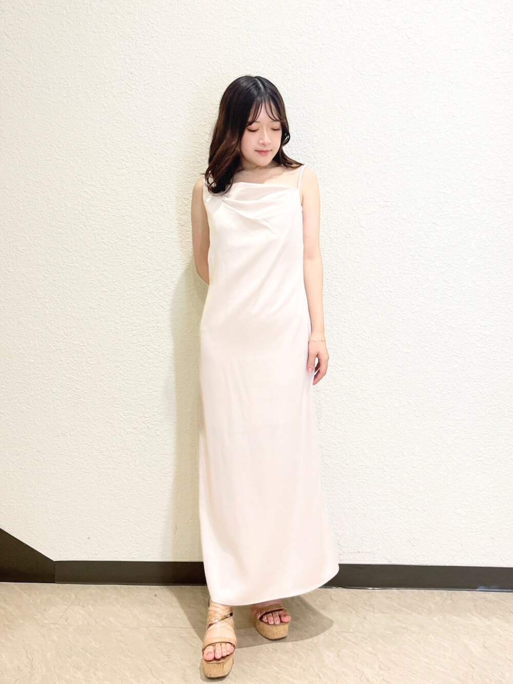 ブラウン系のサンダル、ピンク系のワンピース、ホワイト系のシャツ/ブラウスを着用したレディースの夏コーディネートの5枚目の写真