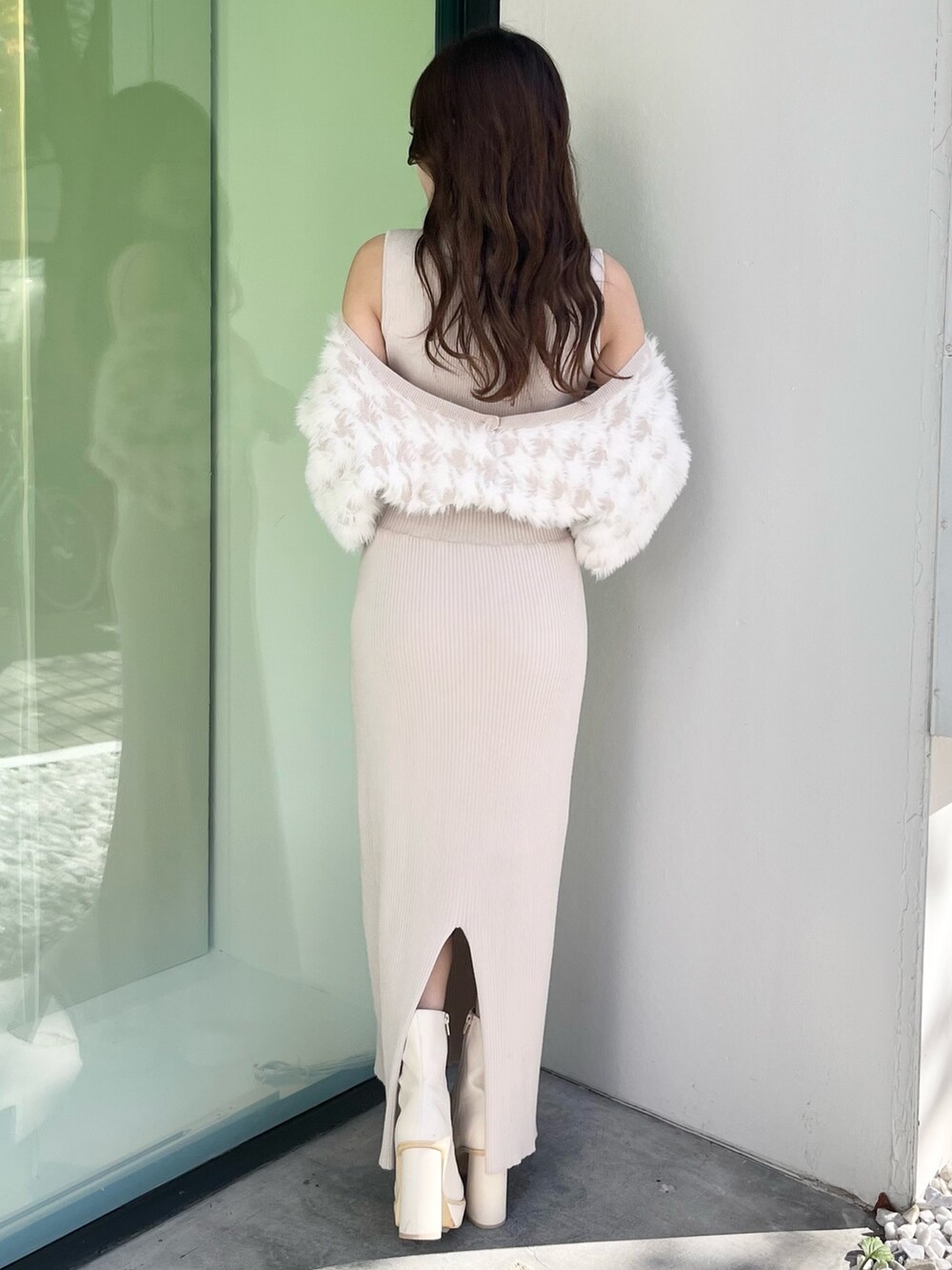 ホワイト系のムートンコート、ベージュ系のワンピース、ホワイト系のブーツを着用したレディースの秋コーディネートの6枚目の写真